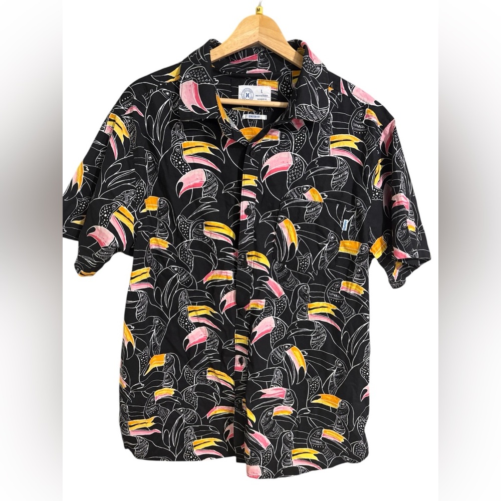 HURLEY Men’s Large Toucan Button-Up Camp Shirt. Short Sleeve. EUC no flaws